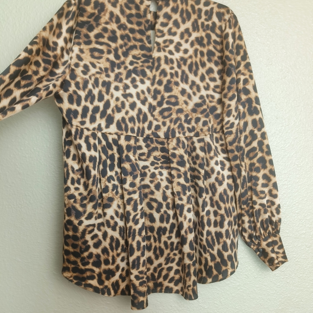 Vince Camuto Satin leopard print blouse Women's size M High neck Lightweight - Picture 11 of 16